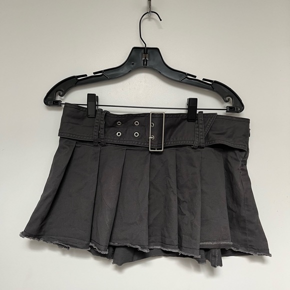Urban outfitters grey pleated skirt - Picture 3 of 4